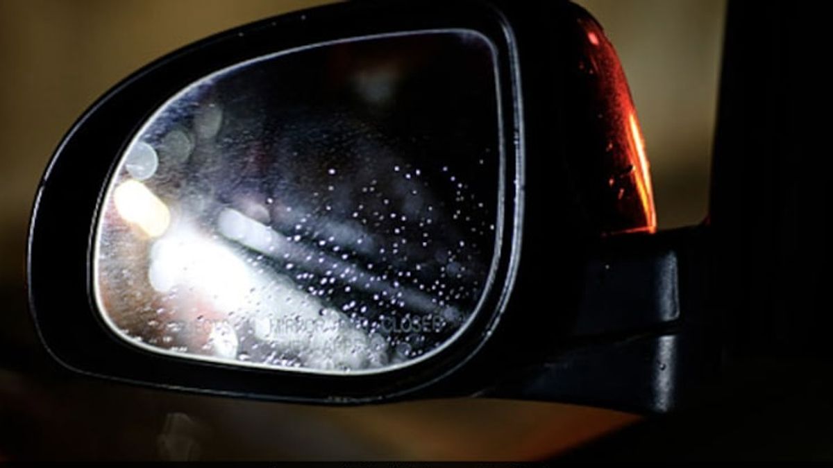 Teen’s Late‑Night Drag Race Turns Into Police Crash in Hyderabad